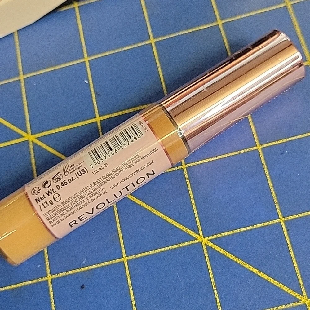 Revolution Cream Concealer & Hydrate Medium Full Coverage C9.5 NEW